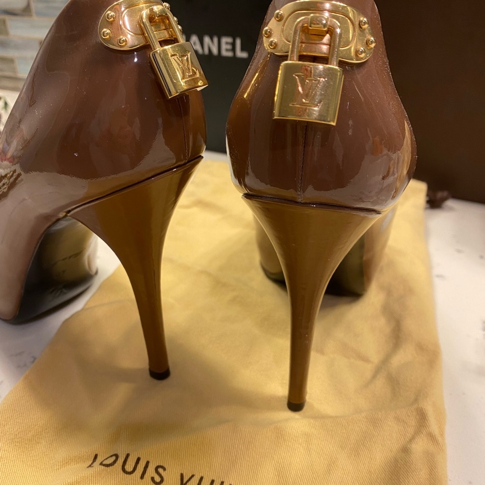 Louis Vuitton Lock Pump - Like New - Guaranteed Authentic - Picture 4 of 7